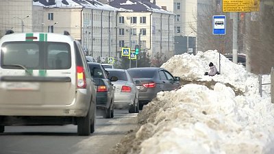 В Челябинске из-за снежных куч водители вынуждены нарушать ПДД