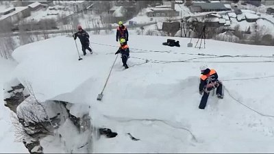 Спасатели Челябинской области спустили снег с горы Ягодная