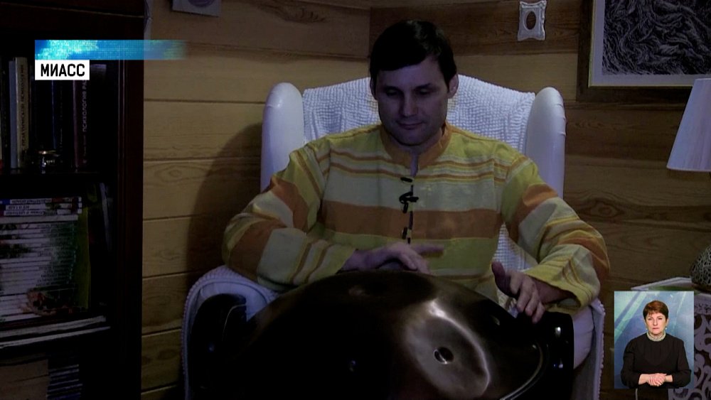 Житель Миасса играет на ханге