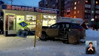 Женщину насмерть задавили на остановке