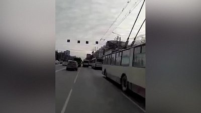 В центре Челябинска образовалась пробка из троллейбусов