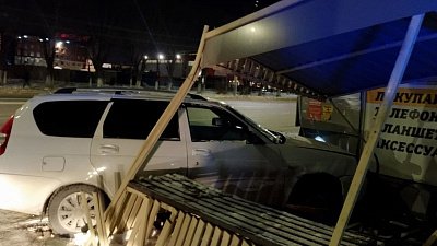 В Челябинске еще одна машина вылетела на остановку