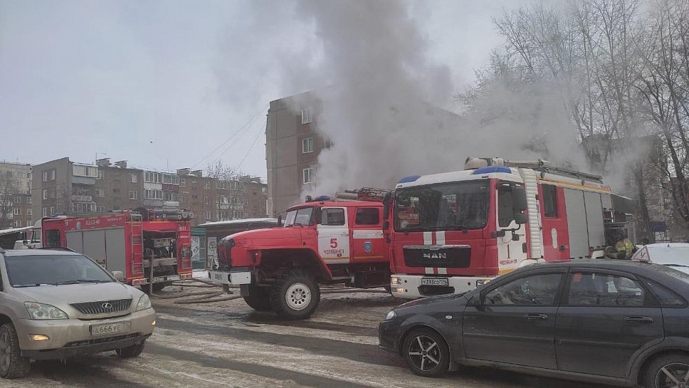 В Челябинске загорелся торговый павильон «Равис»