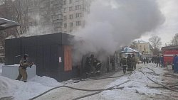 В Челябинске загорелся торговый павильон «Равис»