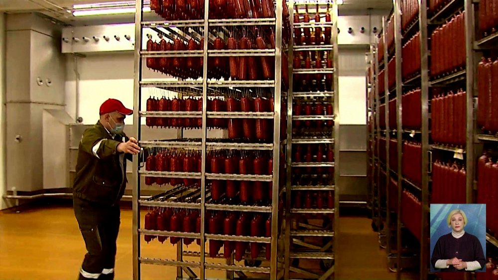 В Челябинске производят больше 100 видов колбасы