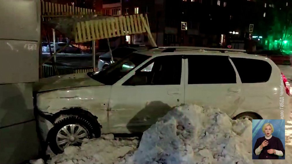 Автомобиль влетел в салон сотовой связи