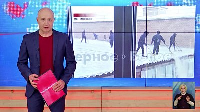 Ученики, рискуя жизнью, убирали снег с крыши