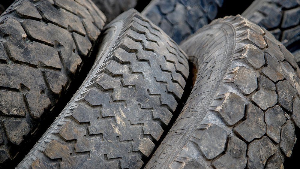 В Челябинске общественники организовали сбор старых покрышек