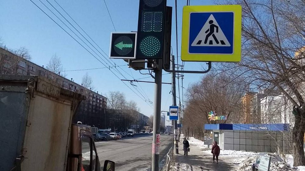 В Челябинске на аварийном перекрестке установили «стрелку» на светофоре