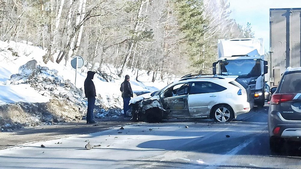 Две легковушки и фура столкнулись на трассе в Челябинской области