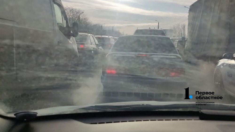 В Челябинске из‑за нескольких ДТП встало движение по улице Братьев Кашириных