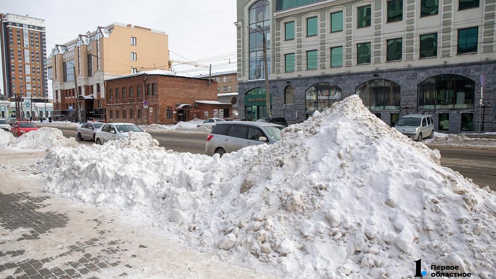 В Челябинске увеличили количество самосвалов для вывоза снега с улиц города