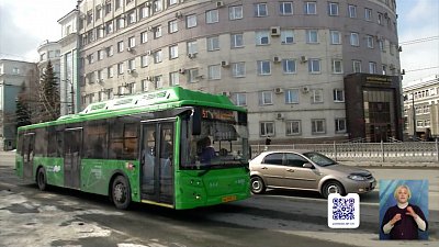 Сотрудники ГИБДД проверяют автобусы