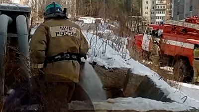 В Златоусте на видео сняли пожар на теплотрассе