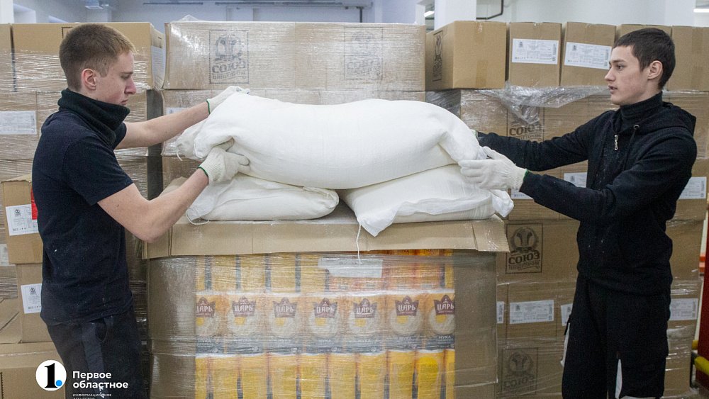 Южноуральцы несут пакеты с крупами в пункты сбора гуманитарной помощи жителям Донбасса