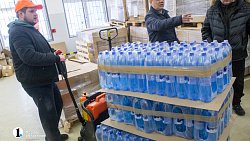 Южноуральцы несут пакеты с крупами в пункты сбора гуманитарной помощи жителям Донбасса