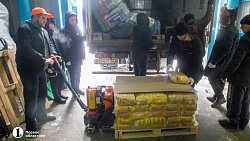 Южноуральцы несут пакеты с крупами в пункты сбора гуманитарной помощи жителям Донбасса