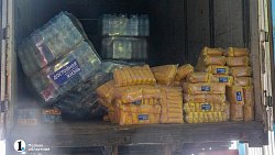 Южноуральцы несут пакеты с крупами в пункты сбора гуманитарной помощи жителям Донбасса