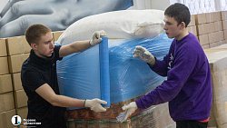 Южноуральцы несут пакеты с крупами в пункты сбора гуманитарной помощи жителям Донбасса