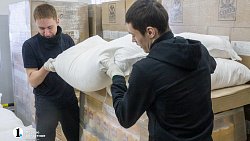 Южноуральцы несут пакеты с крупами в пункты сбора гуманитарной помощи жителям Донбасса