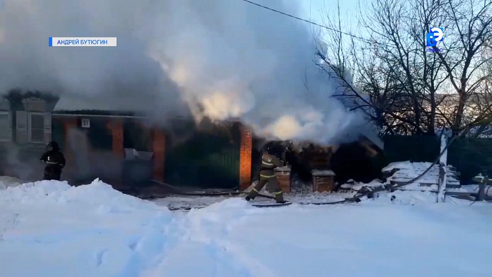 В частном секторе горели дом и сарай