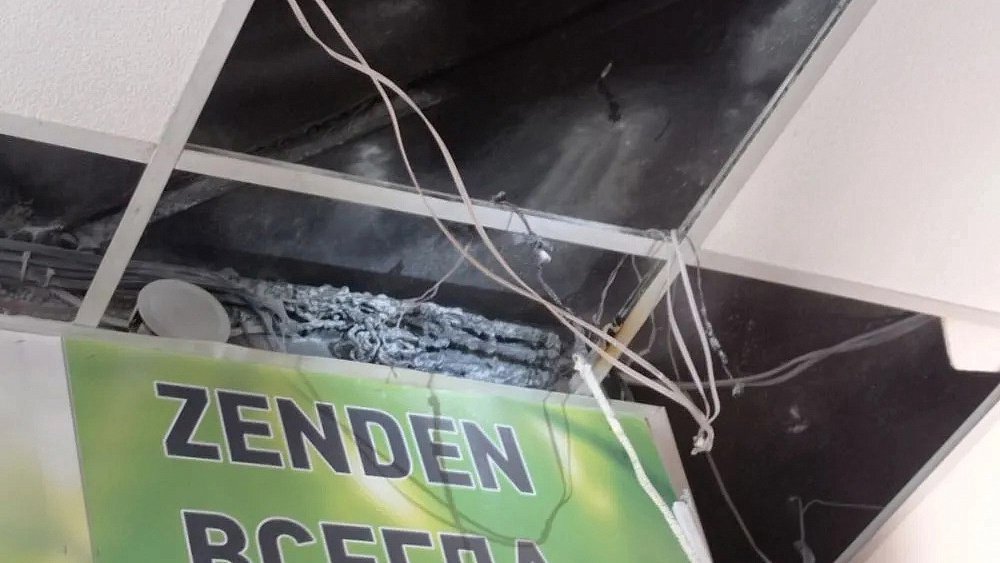 В Кыштыме загорелась проводка в обувном магазине Zenden