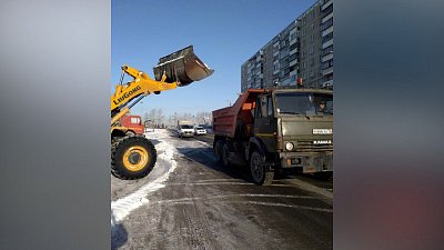 В Челябинске круглосуточно убирают снег с дорог и тротуаров