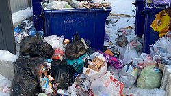 Двор в центре Челябинска утопает в горах мусора