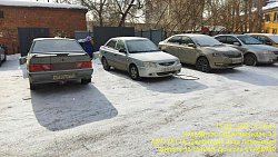 Двор в центре Челябинска утопает в горах мусора