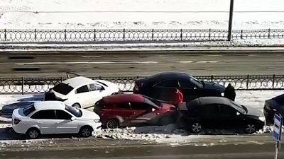 В Екатеринбурге шесть машин столкнулись из-за неубранного снега