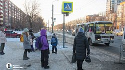 Обезопасить челябинцев на «остановке смерти» решили серыми заборчиками