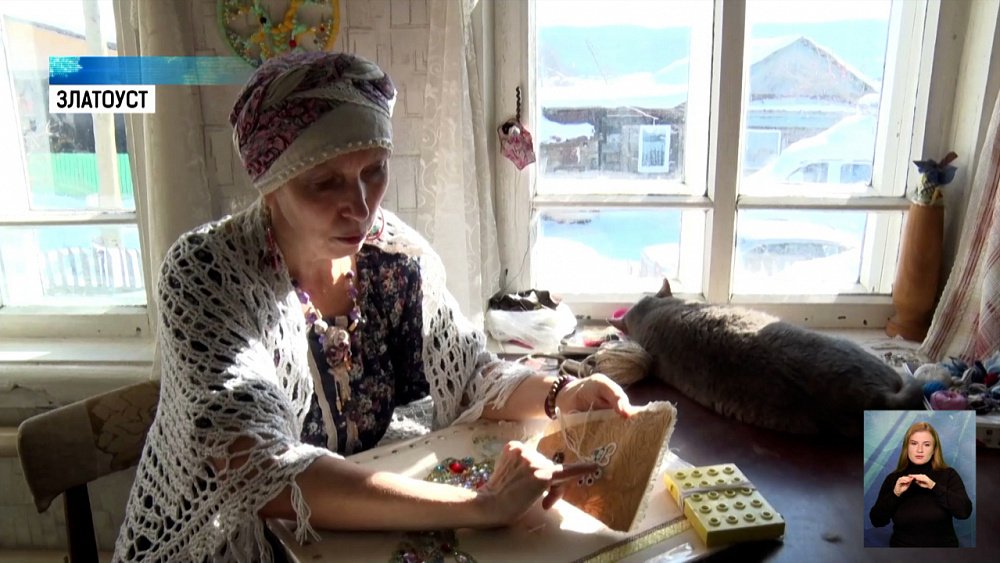 Мастерица делает реплики старинных кокошников