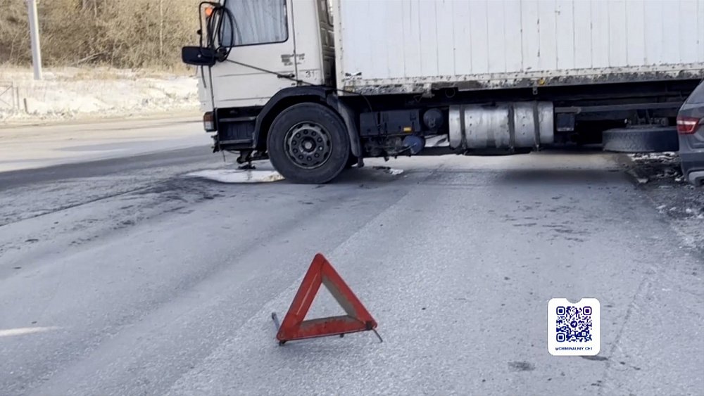 В Миассе фура влетела в легковую машину