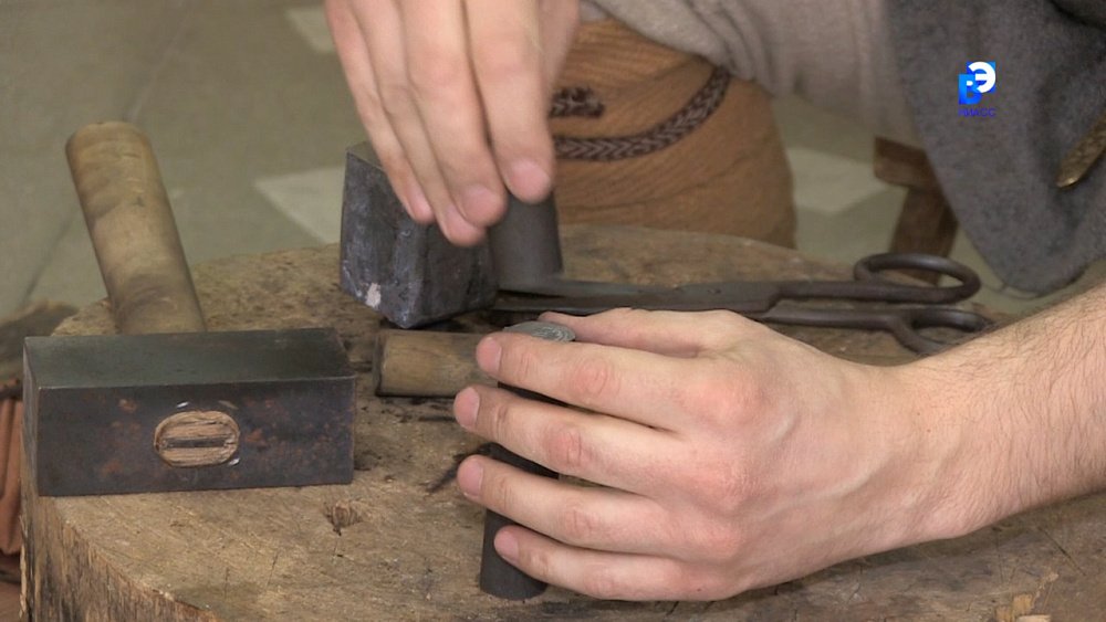 Миасский мастер чеканит монеты