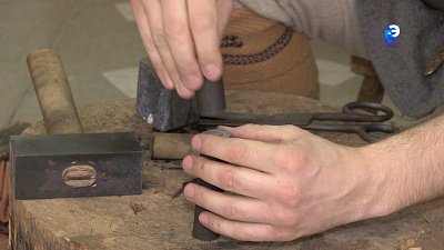 Миасский мастер чеканит монеты