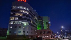 В Челябинске на многоэтажных зданиях включают подсветку в рамках патриотической акции