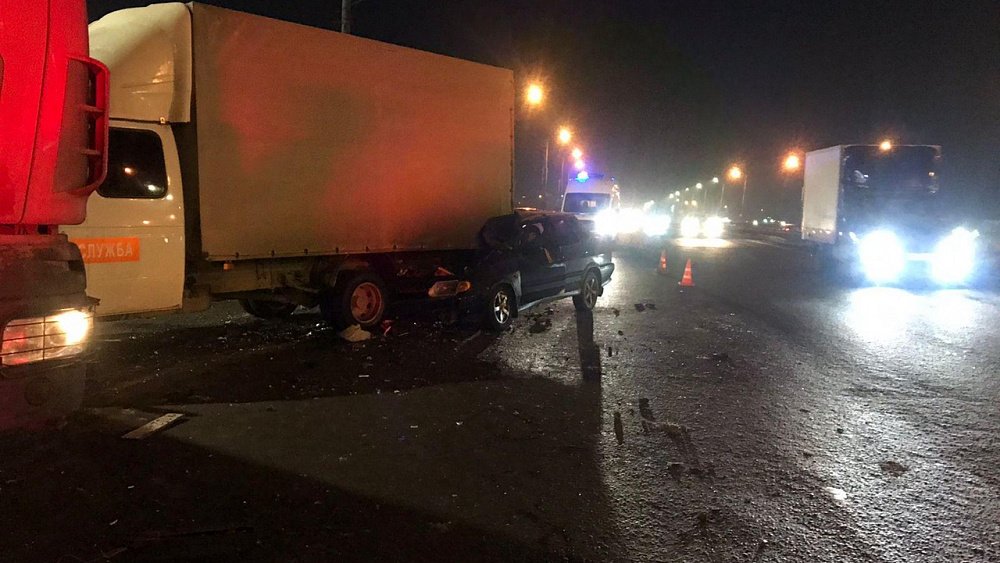 В Челябинске в ДТП у вокзала водитель ВАЗа погиб после столкновения со снегоуборочной техникой