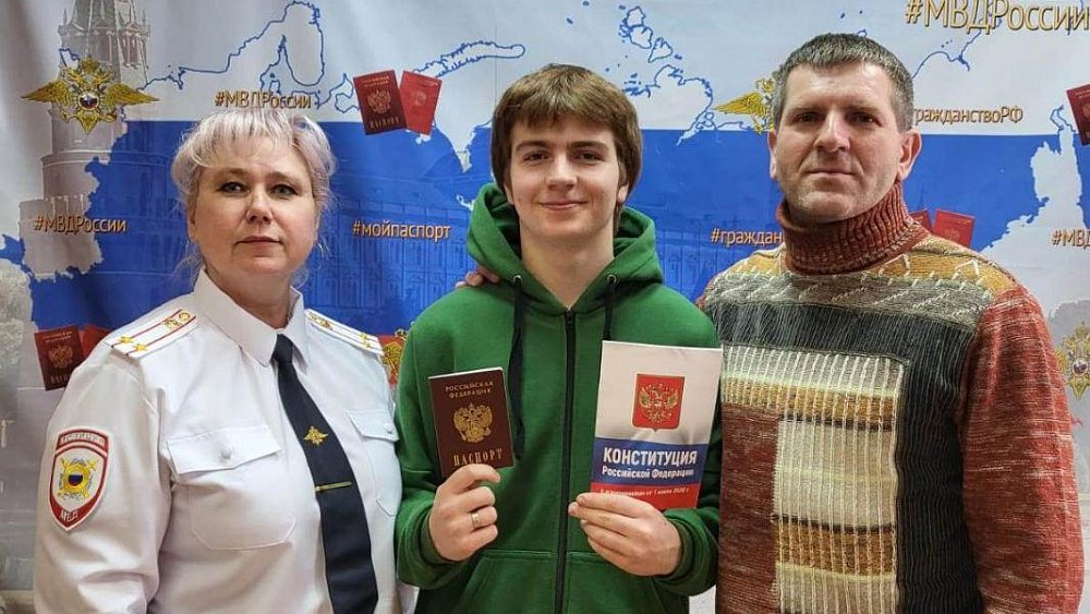 Первый беженец из Донбасса получил российский паспорт в Челябинской области