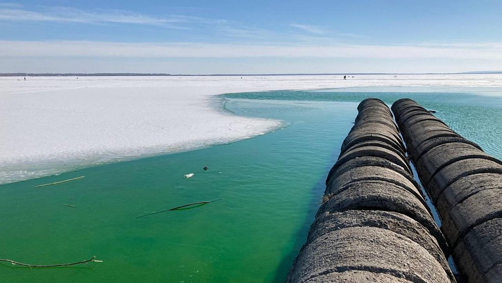 Власти Челябинской области объяснили зеленый цвет воды в озере Смолино