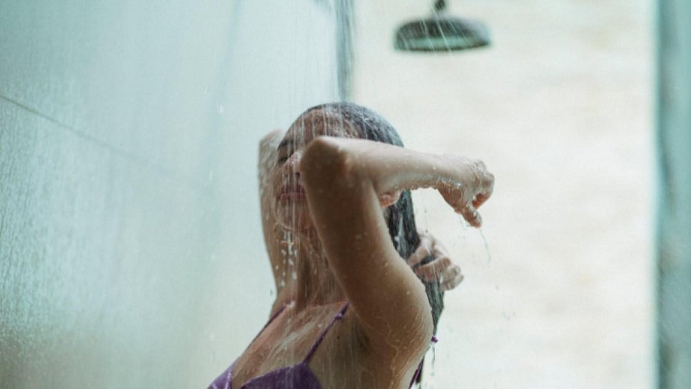 Как закаливание помогает похудеть