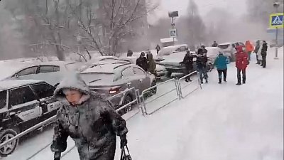 В Златоусте во время снегопада столкнулись 17 автомобилей