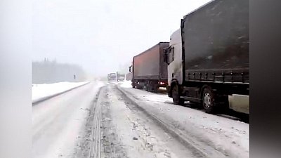 В Челябинской области большегрузы попали в пробку на трассе М-5
