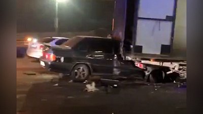 В Челябинске водитель легковушки погиб после столкновения с большегрузом