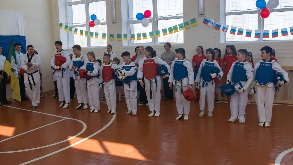 В сельской школе Челябинской области впервые за 40 лет отремонтировали спортзал