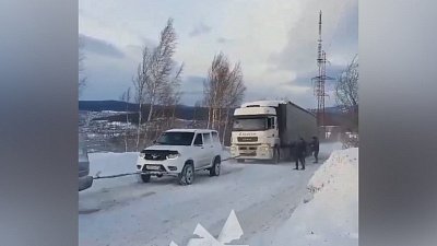 Автомобилисты на легковушках затащили в гору застрявшую на трассе М-5 фуру