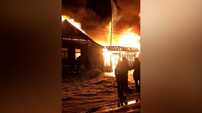 Полностью сгорел частный дом: видео из Миасса