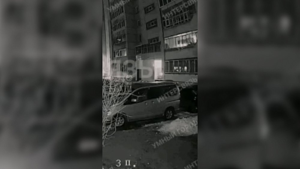 В челябинском дворе молодой человек обстрелял припаркованное авто