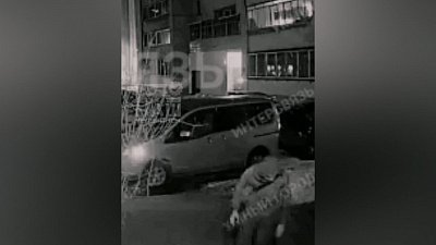 В Челябинске подросток обстрелял машину: видеозапись с домофона