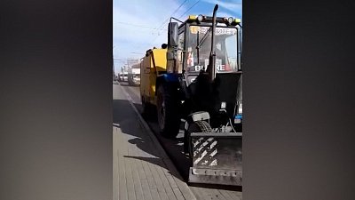 В Челябинске сняли на видео работу уличных пылесосов