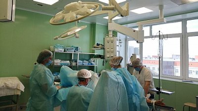 Челябинские врачи прооперировали 20‑летнюю девушку с почкой в форме подковы